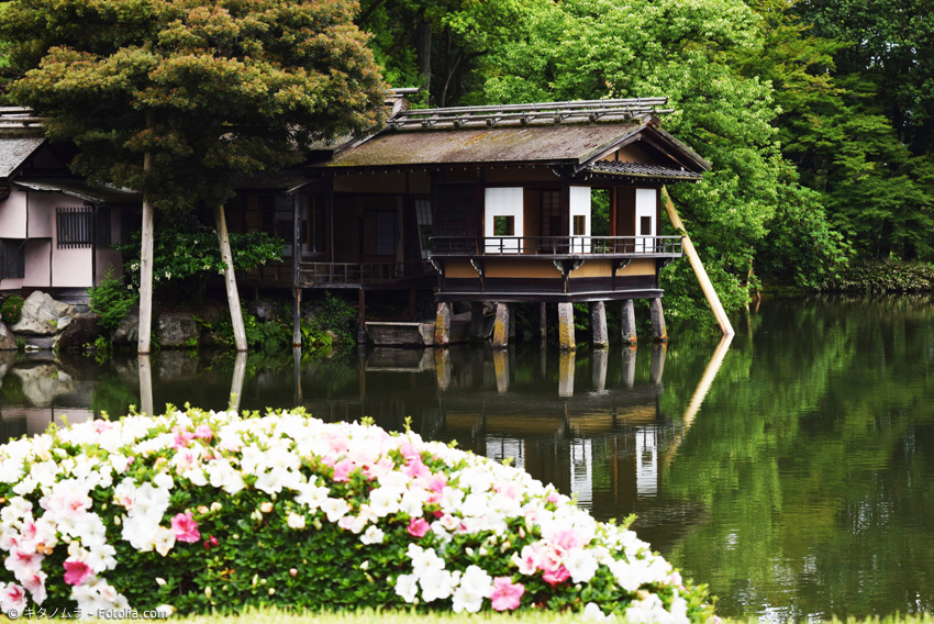 Teehaus am Teich mit Blumen im Vordergrund