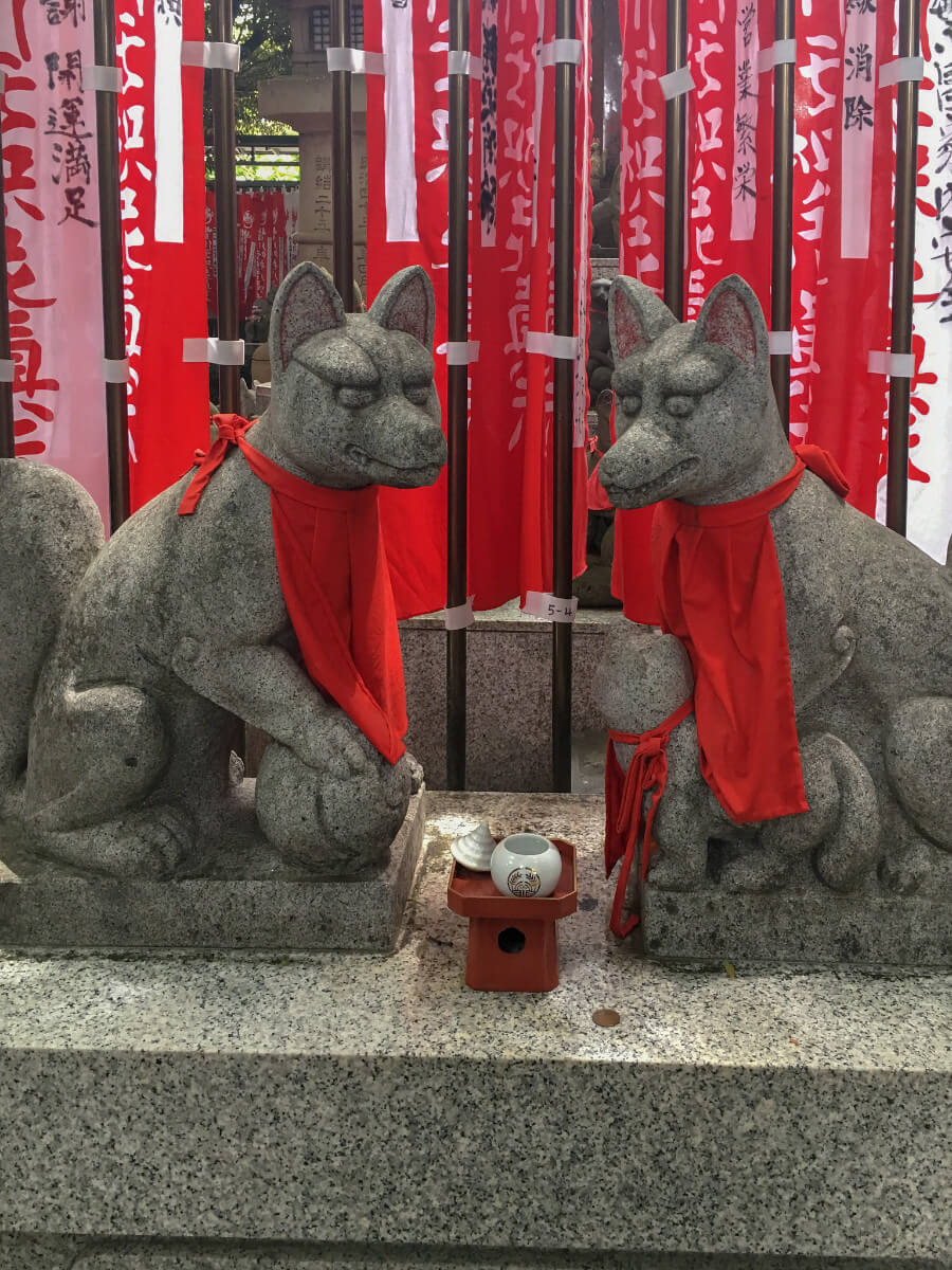 Füchse als Opferstatuen in einem japanischen Tempel.