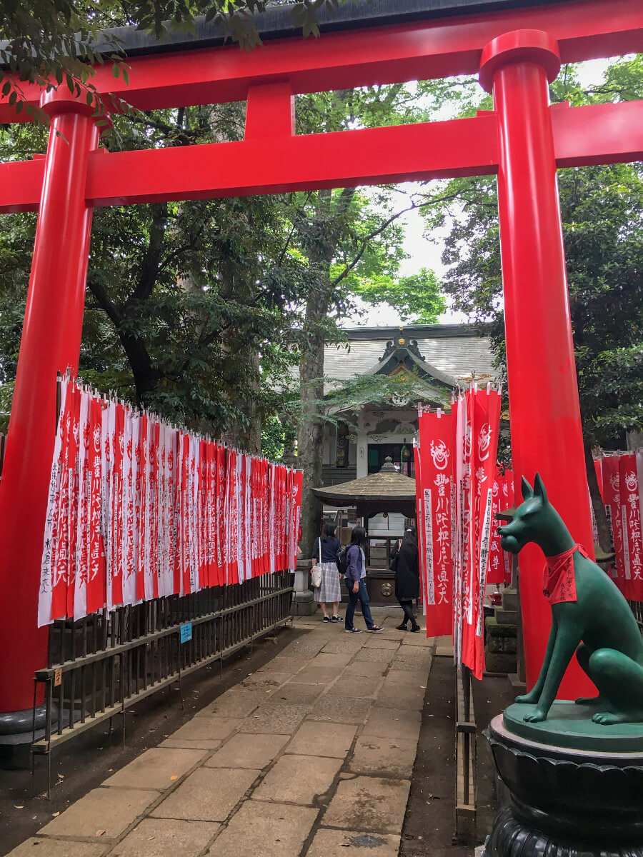 Füchse vor Torii zum Schrein