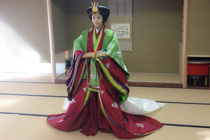 Jūnihitoe als höfisches Gewand der Heian-Zeit Jūnihitoe Gewand der Heian-Zeit mit mehrlagigen Seidenstoffen als Beispiel für höfische Kleidung und japanische Ästhetik