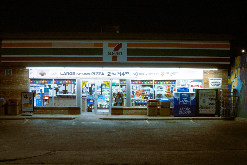 Konbini 7-Eleven in Japan bei Nacht – typischer Convenience Store mit 24h-Service