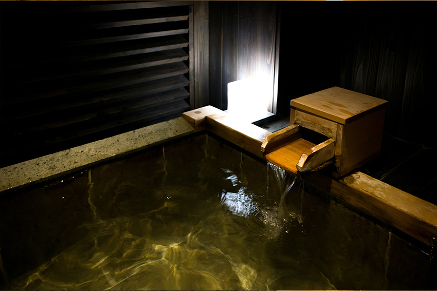 Onsen-Becken mit heißem Quellwasser in Kotohira an der Konpira Omotesando, Kagawa, Japan
