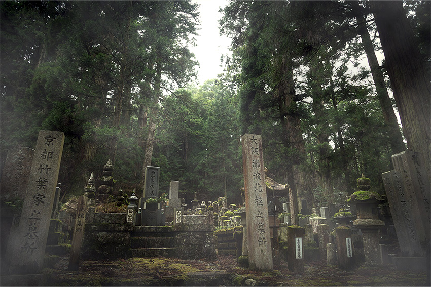 Moosbedeckter Friedhof Okunoin bei Nebel – mystischer Ort in Kōyasan