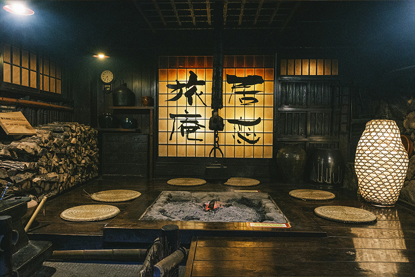 Irori Feuerstelle im Kurokawa Onsen, Ryokan-Tradition in Japan mit zentralem Herdplatz und Sitzkissen