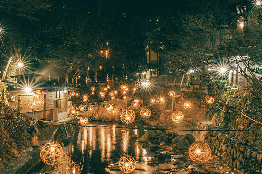Kurokawa Onsen bei Nacht, beleuchteter Fluss mit Laternen, traditioneller Kurort in Kumamoto, Japan