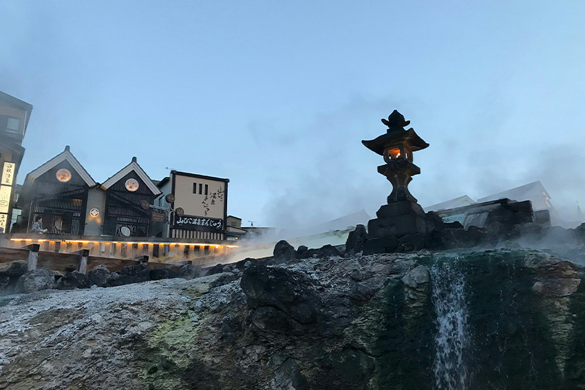 Yubatake Kusatsu Onsen, heiße Quellen Japan, schwefel-haltiges Thermalwasser in Gunma