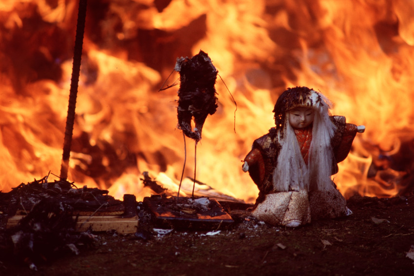 Ningyō-Kuyō: rituelle Verabschiedung alter Puppen in Japan Rituelle Puppenverbrennung bei einer Ningyō-Kuyō-Zeremonie in Japan