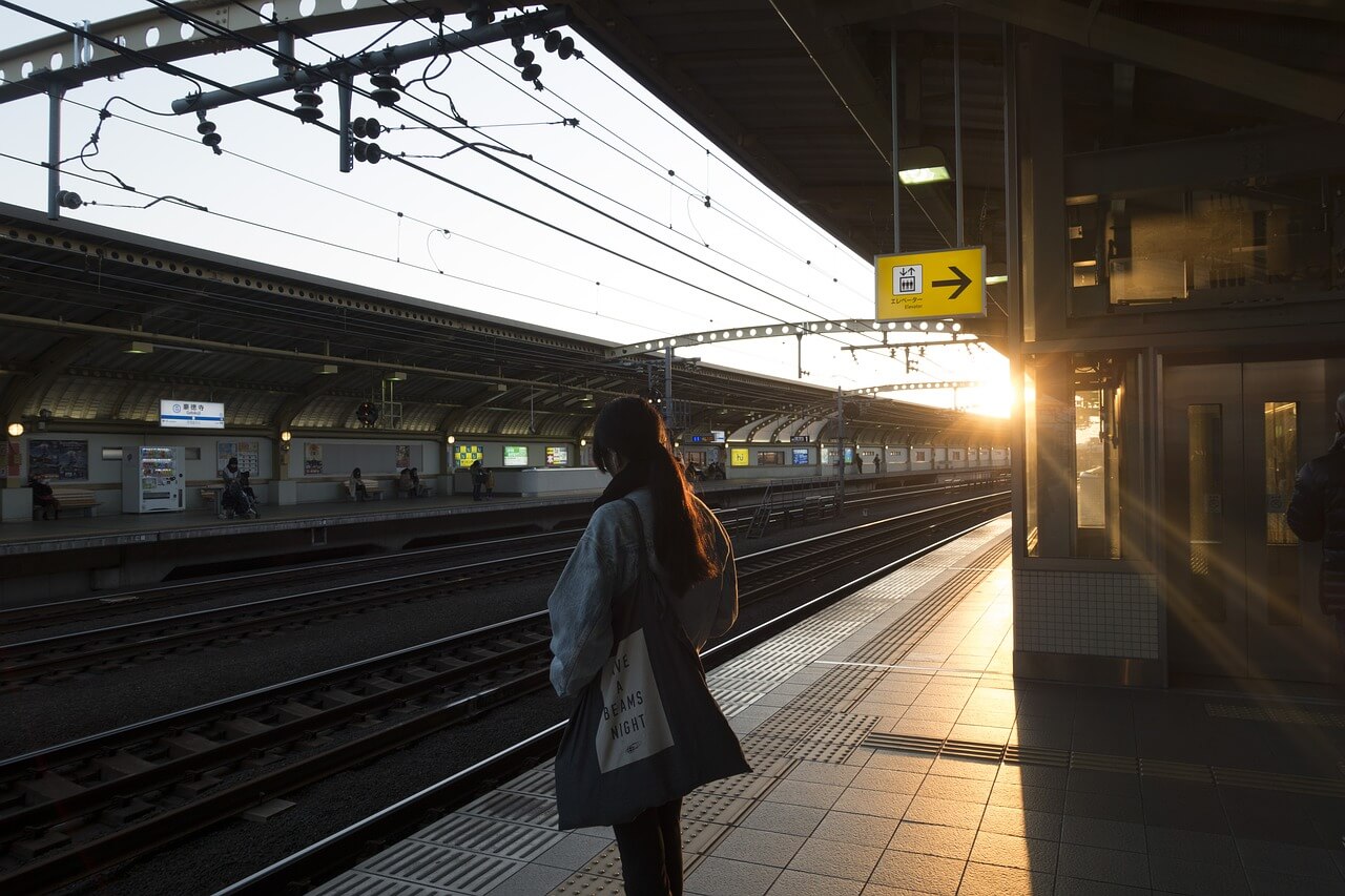 Bahnsteig Japan mit nur einer Person
