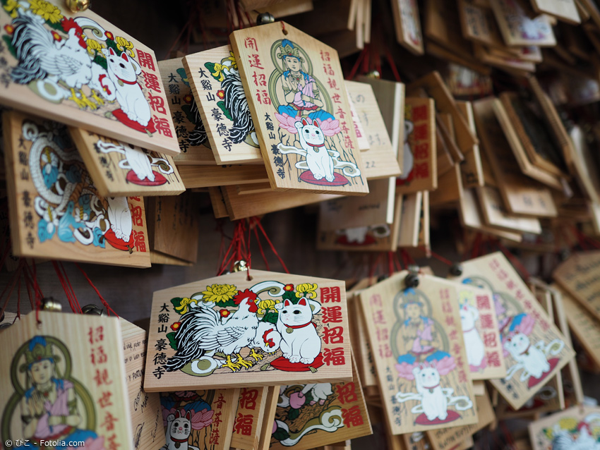 Ema Tafeln mit Winkekatze und Gottheit oder Hahn am Tempel Gotokuji