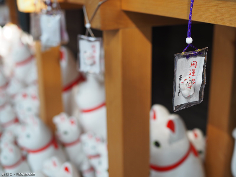 Maneki Neko Omamori am Schrein kaufen