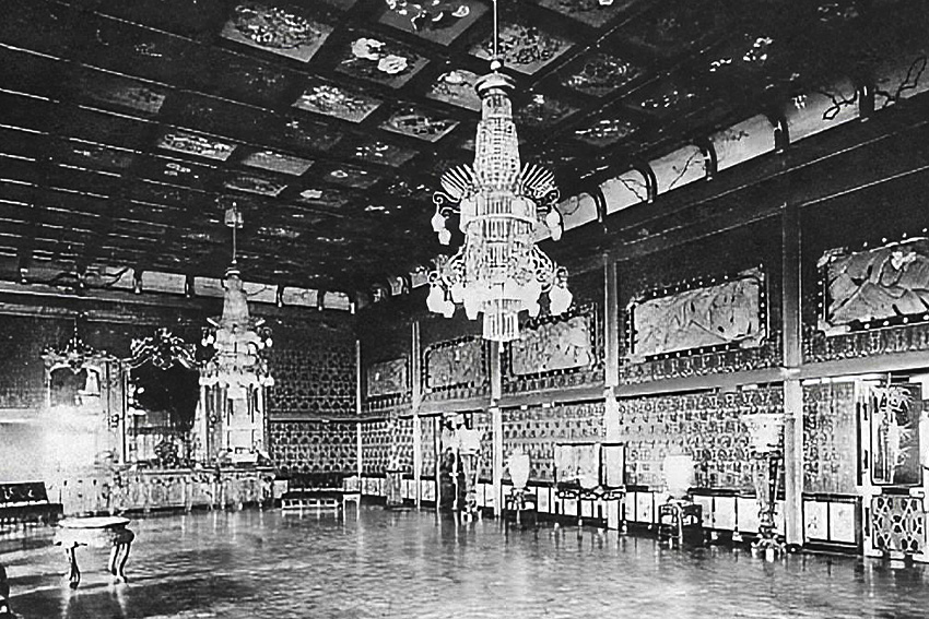 Chigusa-no-Ma im Meiji-Palast – westlich inspirierter Prunksaal Innenraum des Chigusa-no-Ma im Meiji-Palast, ein prunkvoller Saal mit europäisch inspiriertem Dekor und Kronleuchtern aus der Meiji-Zeit