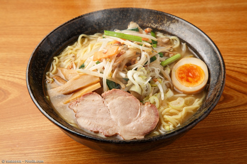 Ramen Nudelsuppe mit Schweinefleisch und Ei