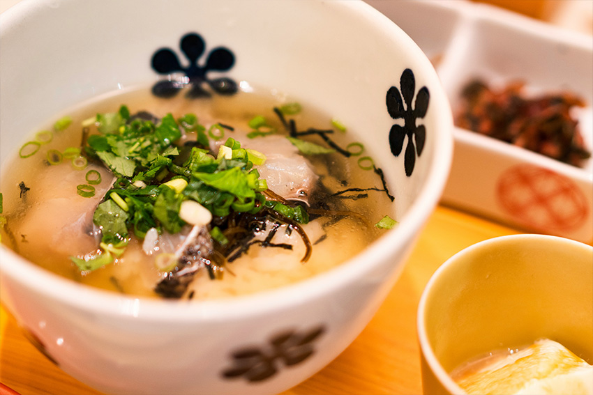 Einfache Miso Suppe mit Tofu, Wakame-Algen und Frühlingszwiebeln in einer japanischen Schale serviert