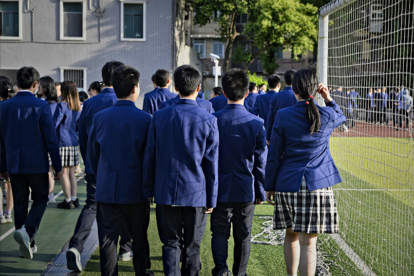 Japanische Schüler in blauen Uniformen – Symbol für Gruppendruck und Ausgrenzung in Japans Schulen