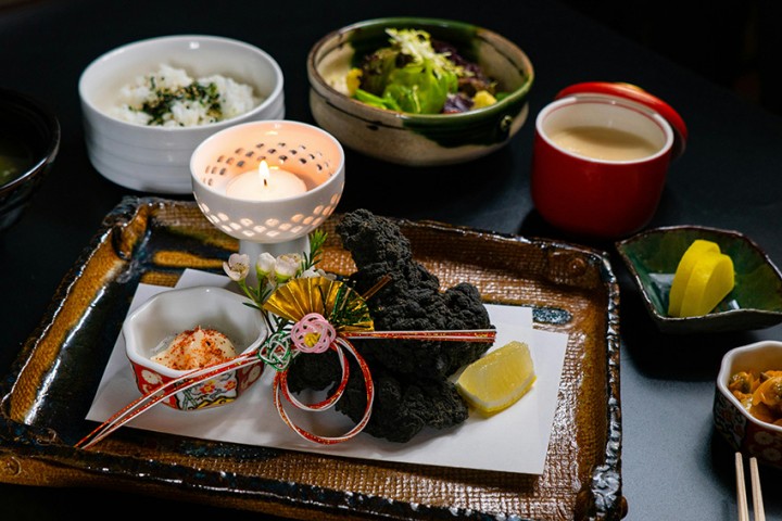 Moritsuke in Japan – harmonisches Platzieren von Speisen und Geschirr Japanisches Menü im Moritsuke-Stil mit kunstvoll platzierten Speisen, Keramikgeschirr, Kerze und saisonalen Beilagen als Beispiel für bewusstes Anrichten und Balance