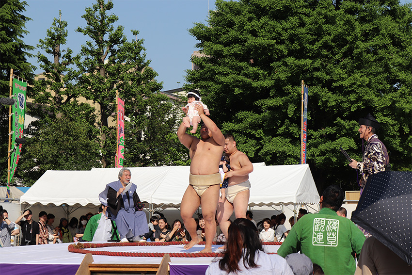 Verrückte, und bizarre Dinge in Japan – Baby-Schrei-Wettbewerbe mit Sumo Ringern