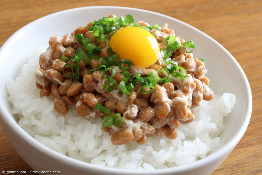 Natto-Don mit rohem Ei und Frühlingszwiebeln in einer Schale