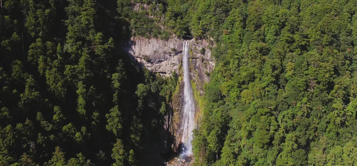 Ein Wasserfall im Herzen Japans