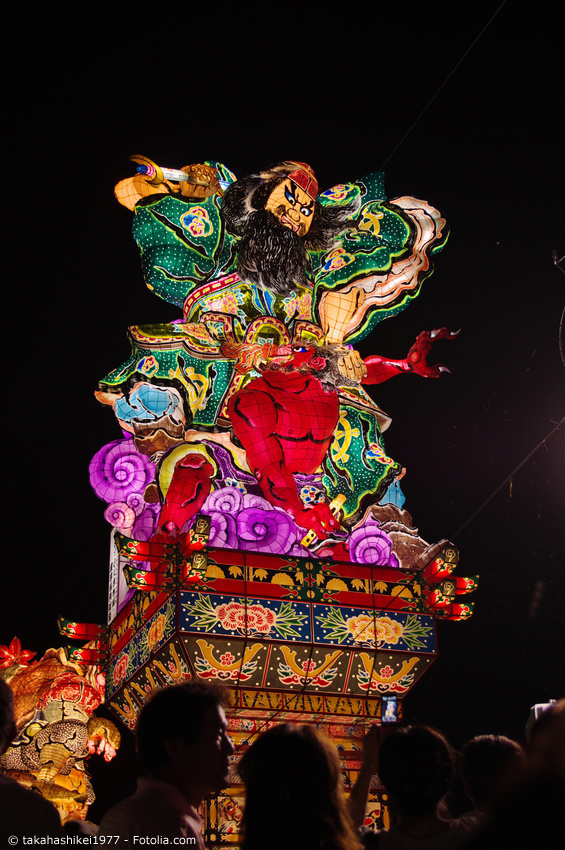 Festwagen mit großer beleuchteter Figur beim Aomori Nebuta Matsuri