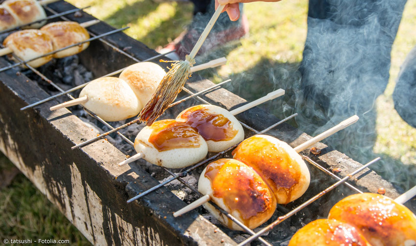 Yaki-Manjuu (gegrillte Manjuu) beim Sommerfest