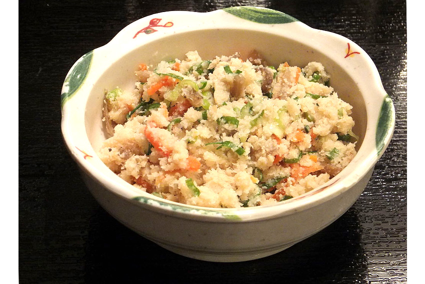 Okara-Gemüsebeilage in einer Schale als traditionelles Gericht in Japan