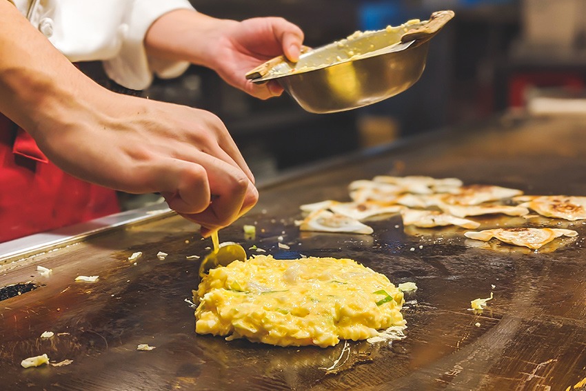 Okonomiyaki-Stand in Osaka, Japan Street Food
