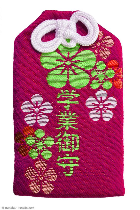 Omamori Glücksbringer kann man ganz einfach zu Hause selbst machen. Dazu benötigt man nur ein Stück Stoff, Nadel und Faden sowie eine dünne Kordel.