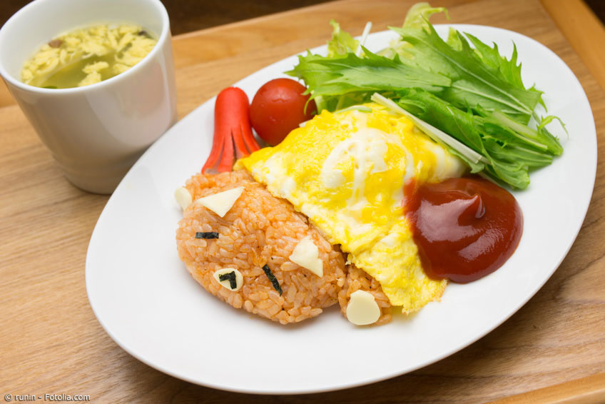 Das japanische Omurice, wie wir es heute kennen, gibt es noch gar nicht so lange. Neuester Trend, der vor allem bei Kindern beliebt ist, sind übrigens Omurice-Gerichte mit Gesichtern, kurz Chara-Gohan (Charakter-Reis) genannt.