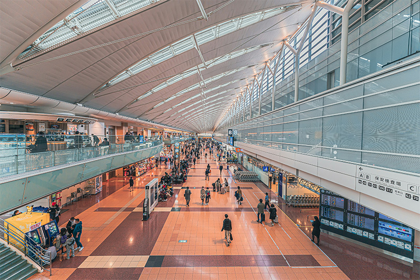 Orientierung in Japan: Ankommen ohne Japanisch Große japanische Bahnhofshalle oder Flughafenhalle mit Reisenden, Beschilderung und klarer Orientierung für die erste Japanreise ohne Japanisch