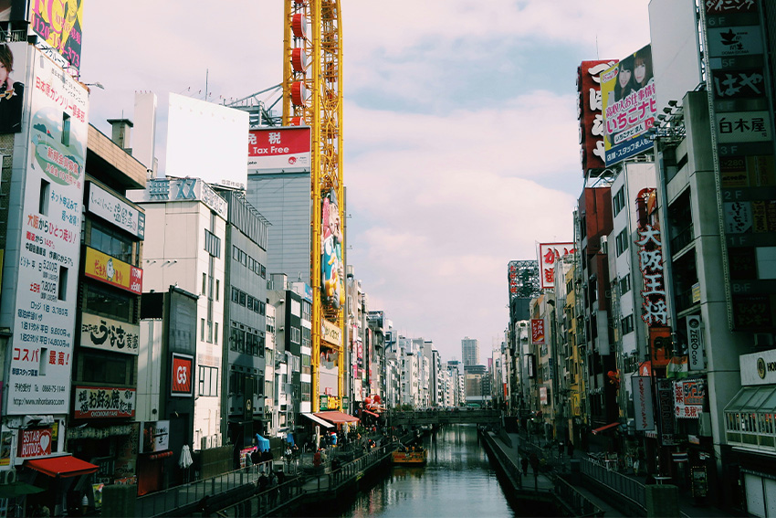 Dōtonbori-Kanal und Nipponbashi in Osaka Blick auf den Dōtonbori-Kanal in Osaka mit Neonreklamen, Restaurants und Stadtbebau-ung im Viertel Nipponbashi
