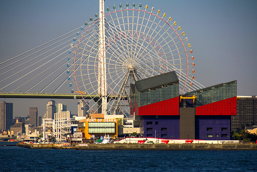 Hafen von Osaka mit Tempozan-Riesenrad Blick auf den Hafen von Osaka mit dem Tempozan-Riesenrad, moderner Hafenarchitektur und Skyline an der Osaka-Bucht