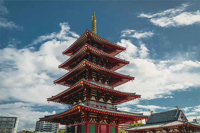 Fünfstöckige Pagode des Shitennō-ji in Osaka Fünfstöckige Pagode des buddhistischen Shitennō-ji Tempels in Osaka vor blauem Himmel mit Wolken