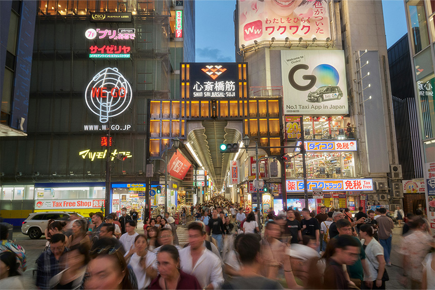 Shinsaibashi-Suji Einkaufsstraße bei Nacht in Osaka Belebte Shinsaibashi-Suji Einkaufsstraße in Osaka mit Menschenmengen, Neonlichtern und überdachter Shoppingpassage am Abend