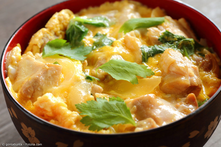 Oyakodon, das Mutter-Kind-Gericht, ist ein einfaches Donburi-Rezept, das aufgrund der Verwendung von Ei und Huhn besonders für Ostern geeignet ist.