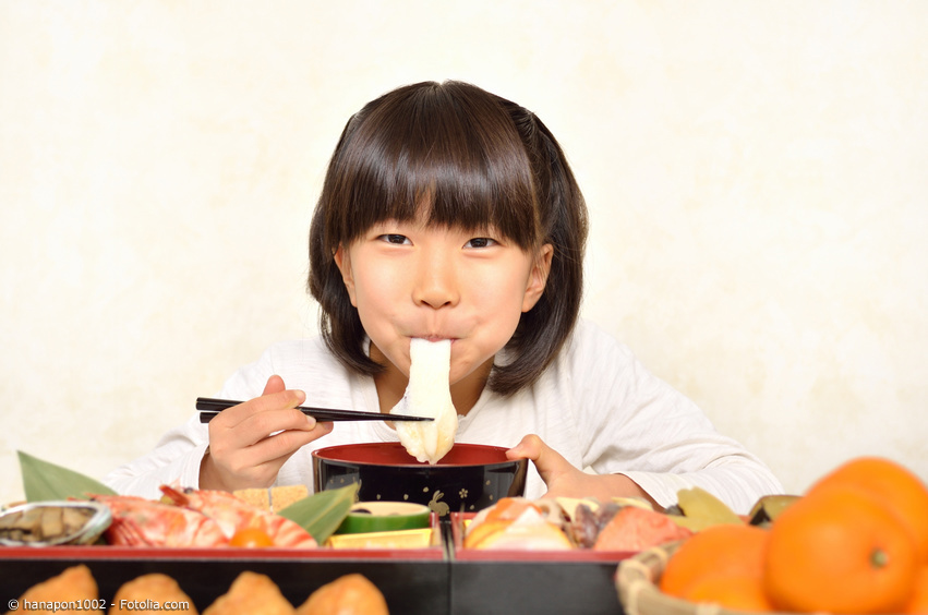 Japanisches Kind mit Ozoni Mochi Suppe