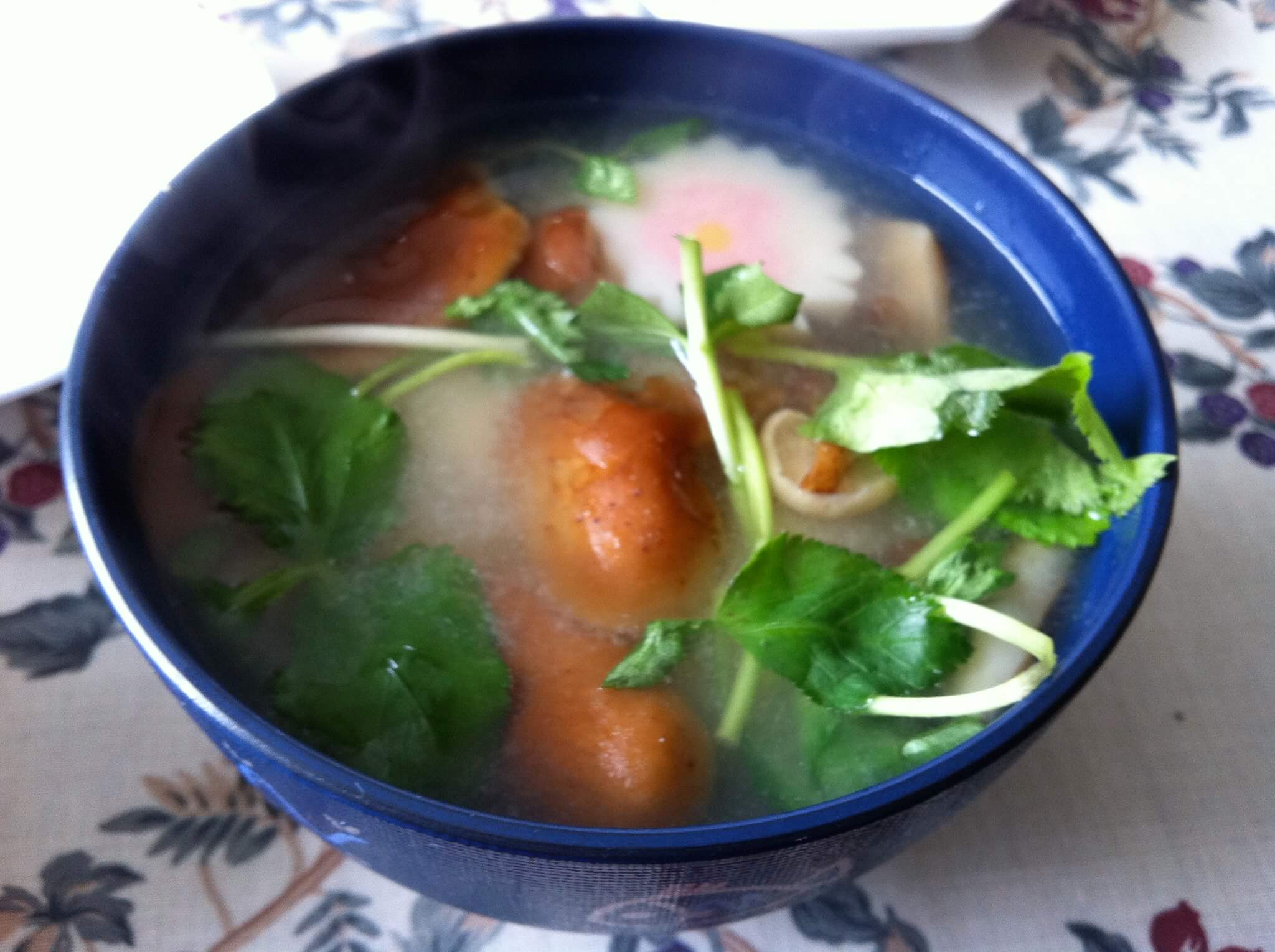 Ozoni-Suppe mit Muscheln