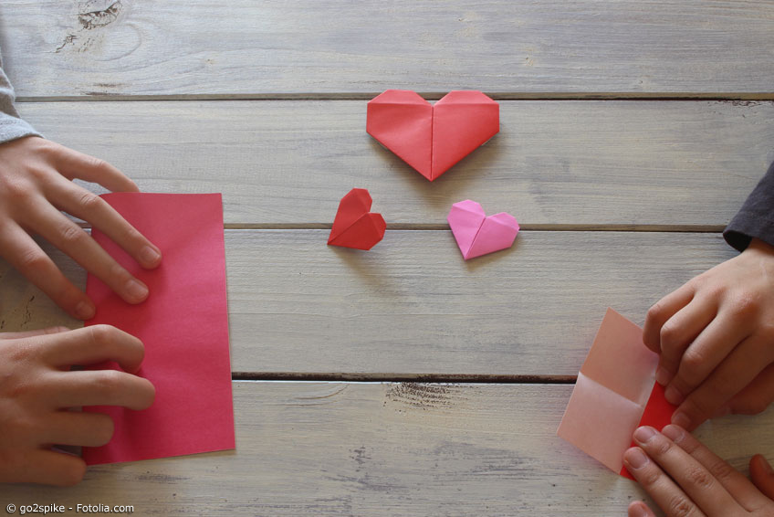 Origami Herz falten mit rotem Papier