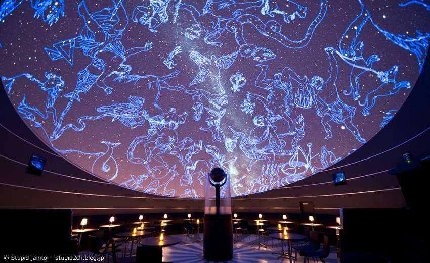 Planetarium mit Sternbildern in einem Café in Haneda