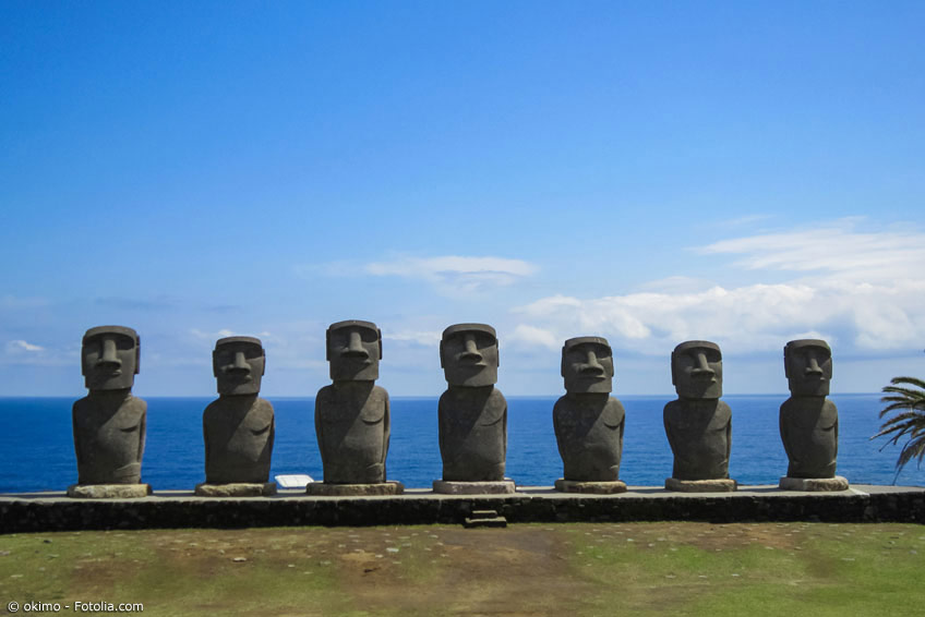 Moai Statuen in Miyazaki vor blauem Meer
