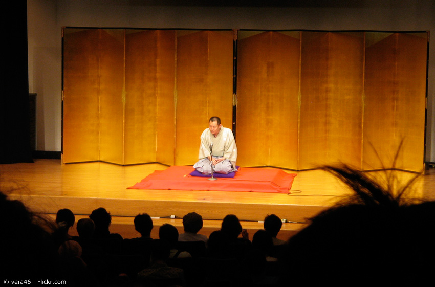Rakugo Erzähler auf der Bühne mit typischem Sitzkissen