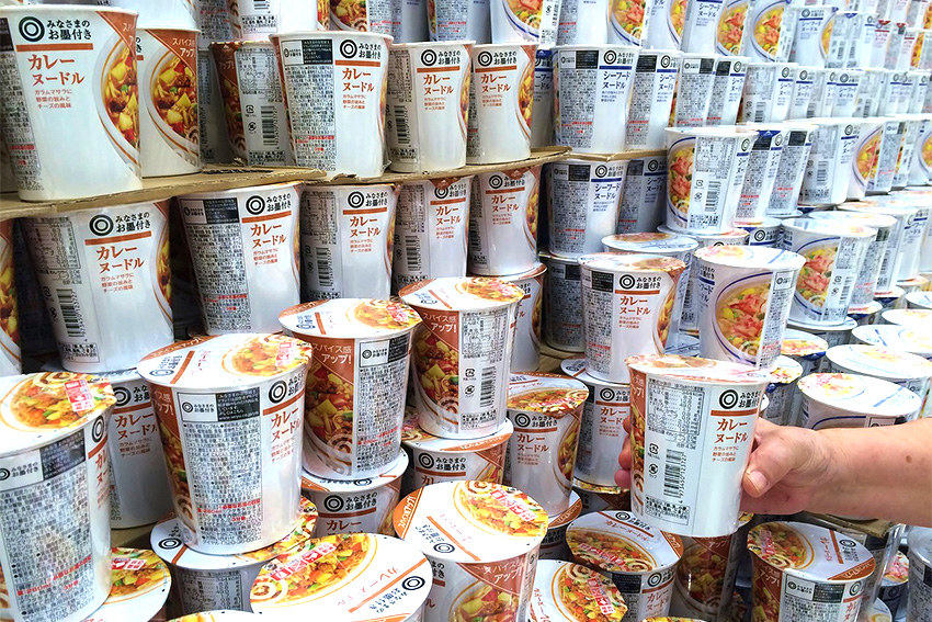 Kosten Ramen im Supermarkt Japan