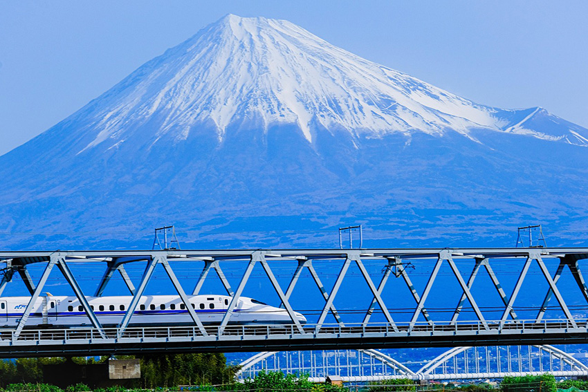Shinkansen fährt vor dem schneebedeckten Fuji vorbei – Symbol der Goldenen Route Japan zwischen Tokio und Hakone