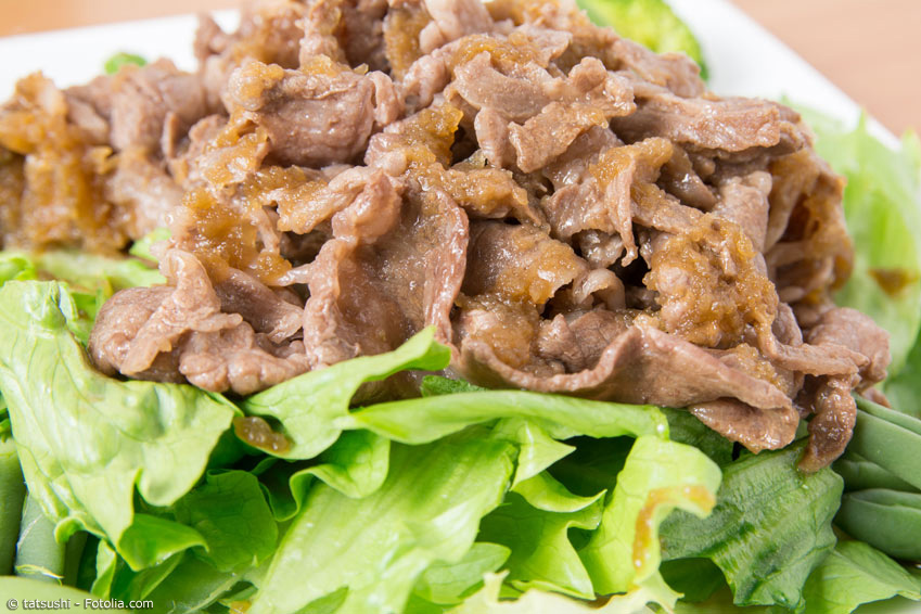 Rindfleisch auf Salat und Reis