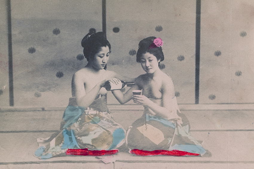 Historische Fotografie aus dem 19. Jahrhundert: Zwei japanische Frauen trinken gemeinsam Sake und zeigen die kulturelle Bedeutung des Getränks