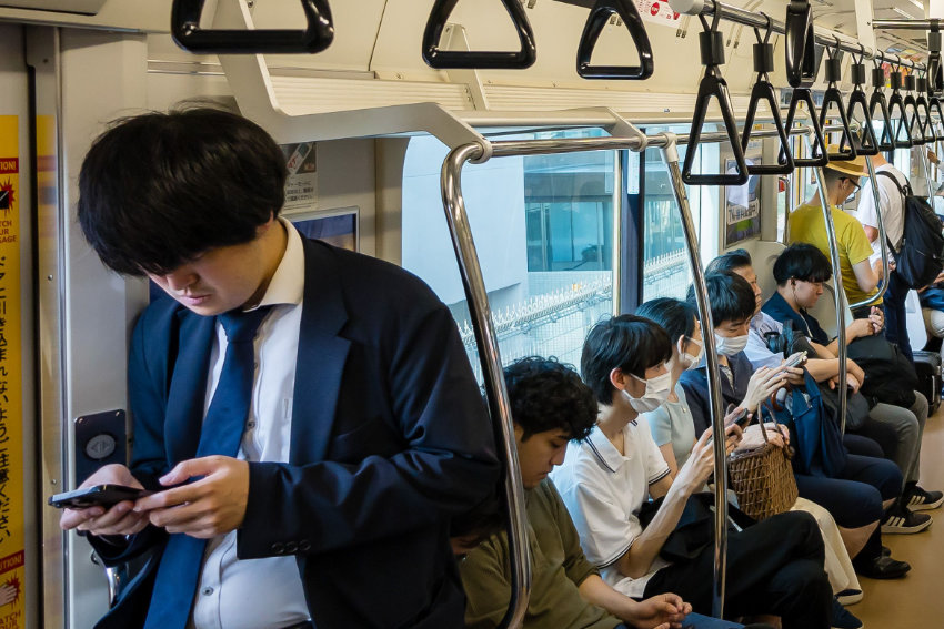 Salaryman und Pendler im japanischen Berufsalltag Salaryman und Pendler in einer japanischen Bahn auf dem Weg zur Arbeit