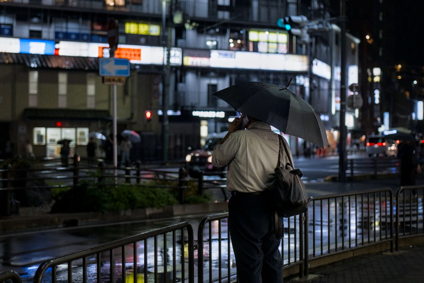 Salaryman in Japan zwischen Überstunden und Überarbeitung Salaryman nachts in Japan nach langem Arbeitstag und Überstunden