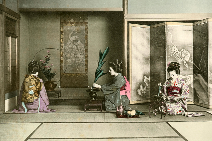 Historische Szene in einem japanischen Tatami-Raum: Frauen üben traditionelle Künste wie Ikebana – Sinnbild für Sandō, die drei Wege Japans (Sadō, Kadō, Kōdō).