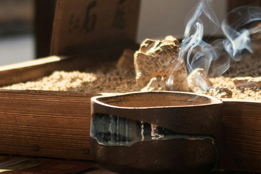 Ruhiges Stillleben mit aufsteigendem Räucherduft als Symbol für Sandō und Kōdō – die drei Wege Japans und die Praxis der Aufmerksamkeit.