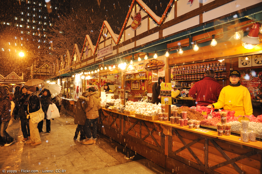 Sapporo Weihnachtsmarkt mit Glühweinhütten im Schnee