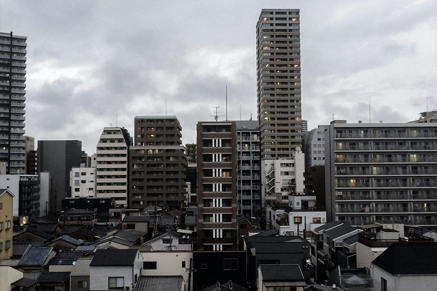 Japanische Stadtarchitektur: moderne Zweckbauten und überfüllte Altstadt in Kyoto – Symbol für Overtourismus